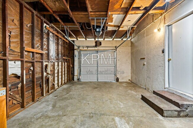 Building Photo - 527 N Lillian Ave