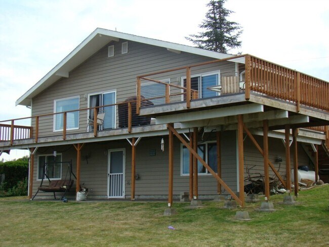 Building Photo - Cozy MIL with water views Camano Island with loft