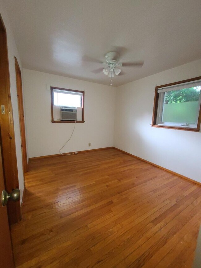 Interior Photo - 913 W Church St