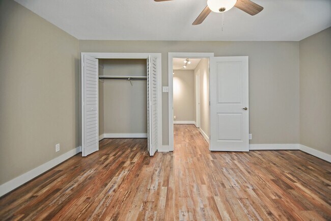 Building Photo - 8 Las Brisas Pl