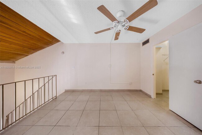 Building Photo - 449 Swallow Dr