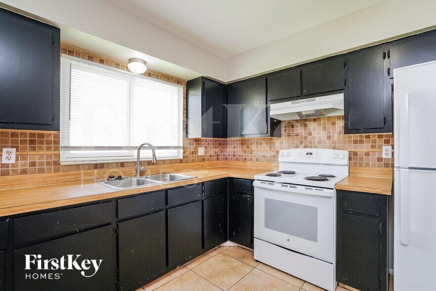 Building Photo - 2721 NW 7th Terrace