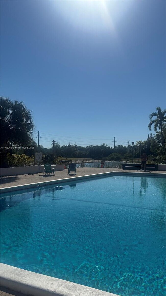 Building Photo - 4174 Inverrary Dr