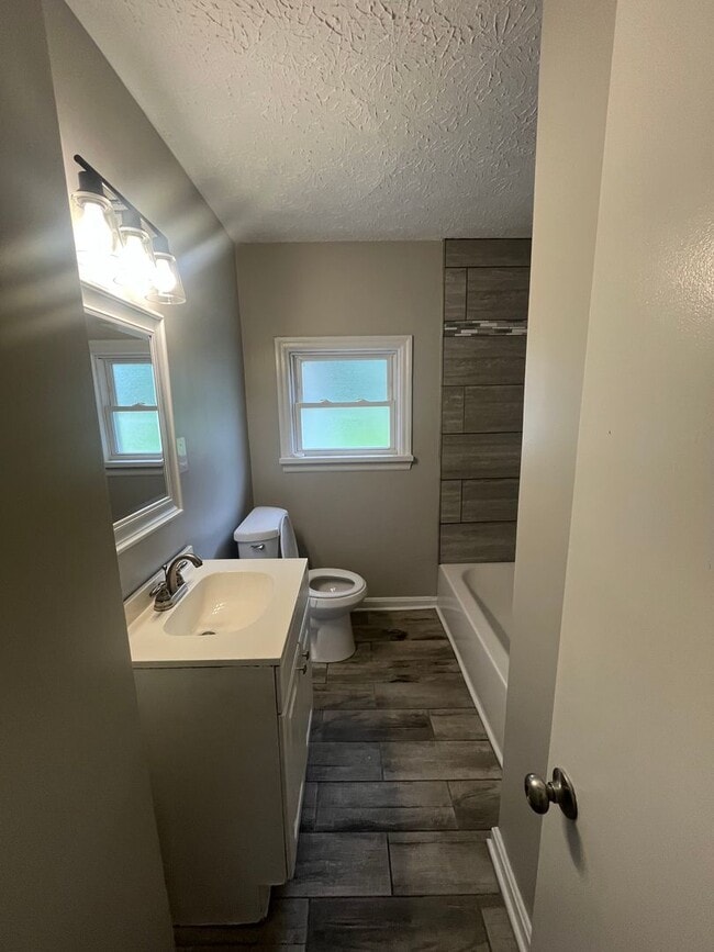 Building Photo - Gorgeous Fully Renovated 3/1!