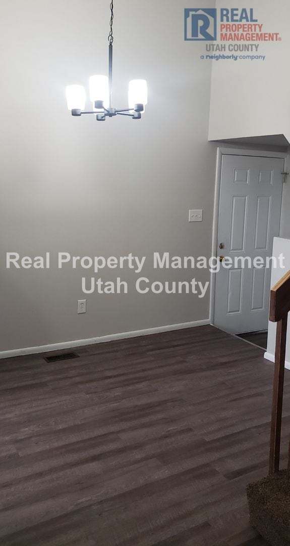 Building Photo - Orem Duplex