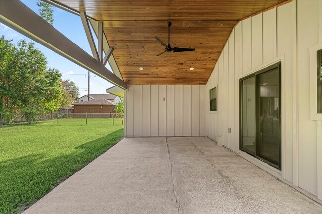 Building Photo - 9606 Pine Lake Dr