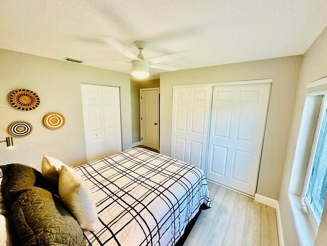 Building Photo - 5365 N Andrews Ave