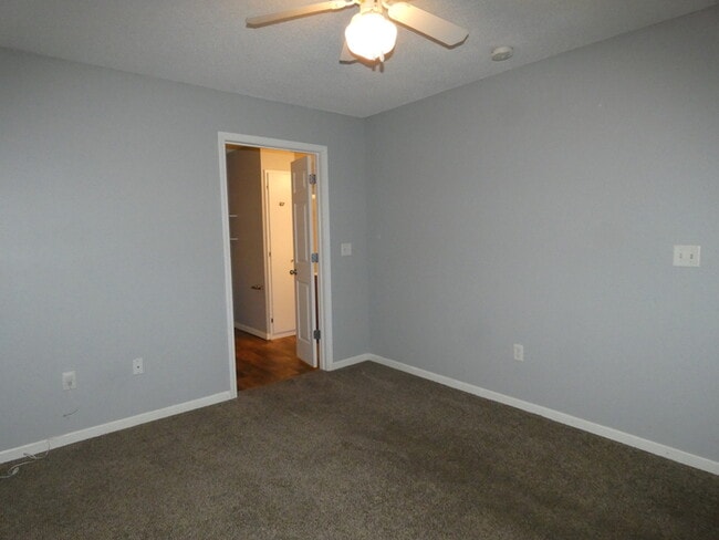 Building Photo - Beautiful Condo in Gladstone, MO
