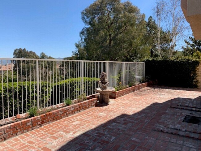 Building Photo - Downstairs bed + bath in gated community w...