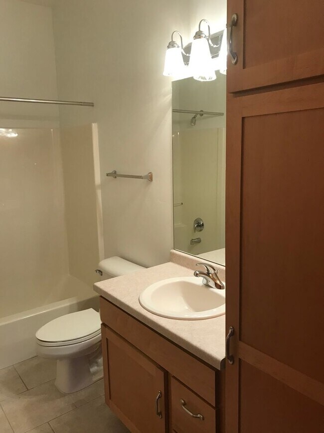 Building Photo - 2100 River Point Ct