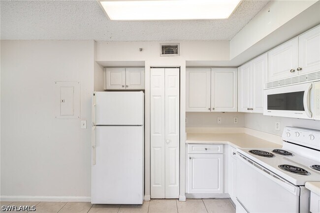 Building Photo - 1265 Wildwood Lakes Blvd