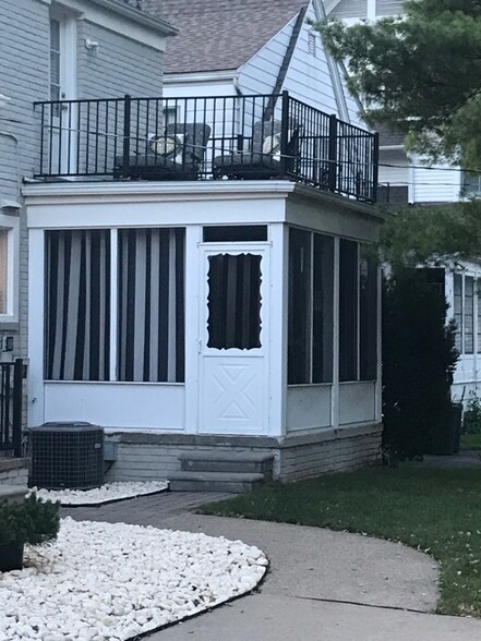 Building Photo - 995 Henrietta St