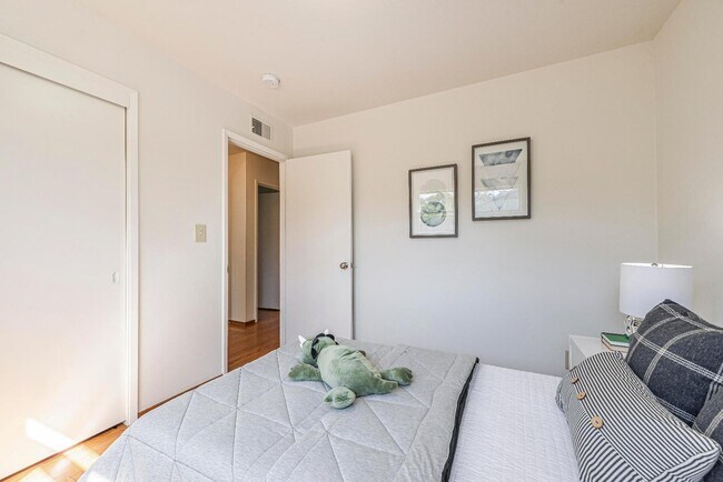 Building Photo - 1994 Menalto Ave