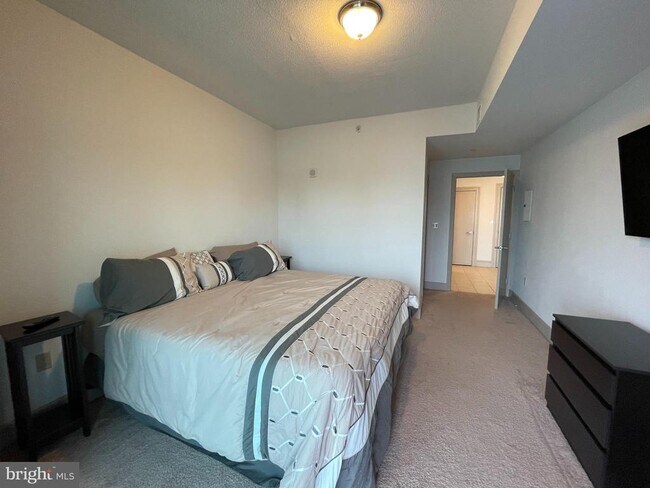 Building Photo - 717 S Christopher Columbus Blvd