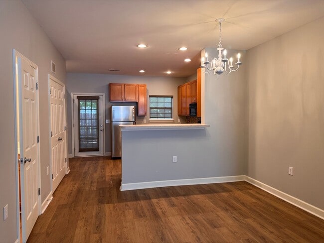Building Photo - 2BR 2.5BA Townhome with Screened Porch