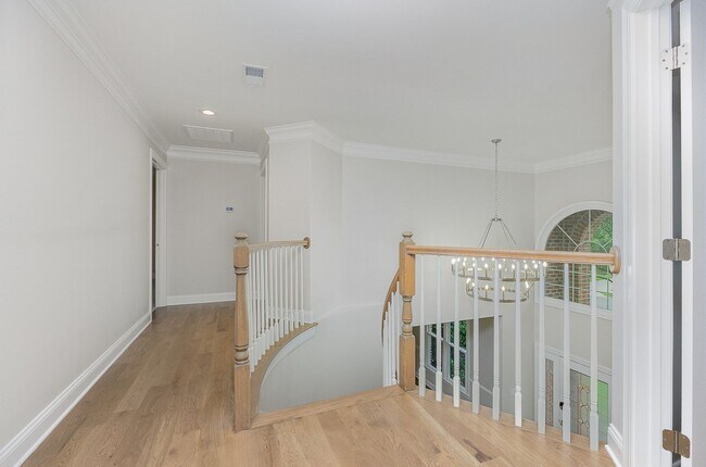 Building Photo - Stylish Renovation with Golf Course Views ...