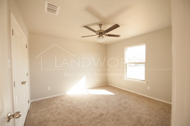 Building Photo - Beautiful Townhome in Great Neighborhood