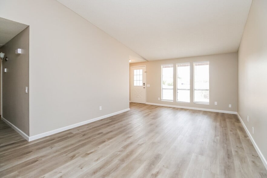 Building Photo - 739 S 75th St
