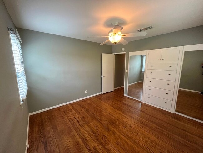 Building Photo - MOVE-IN READY 4+2 w/en-suite + great backy...
