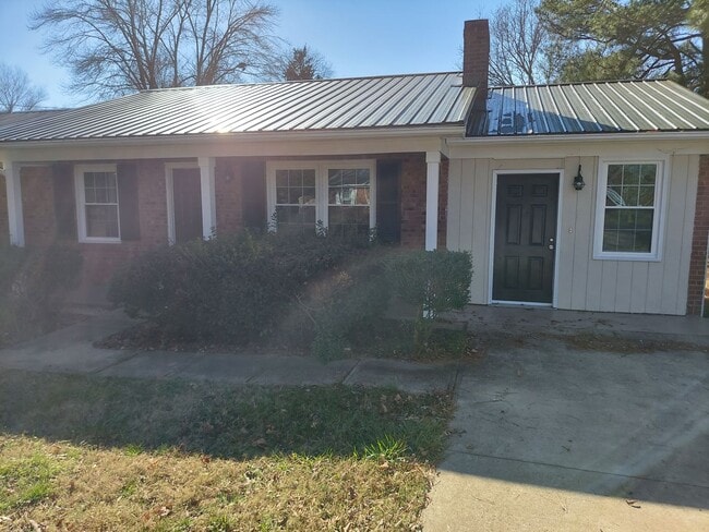 Building Photo - Ranch Home with In-Law Suite