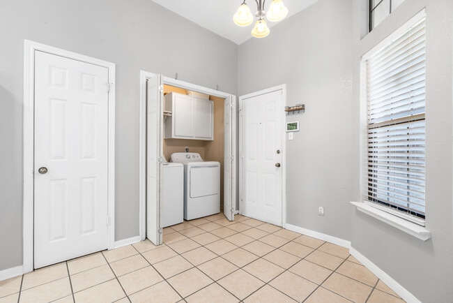 Building Photo - 605 Paintbrush Dr