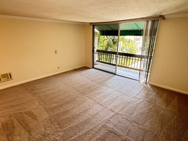 Building Photo - 6455 La Jolla Blvd