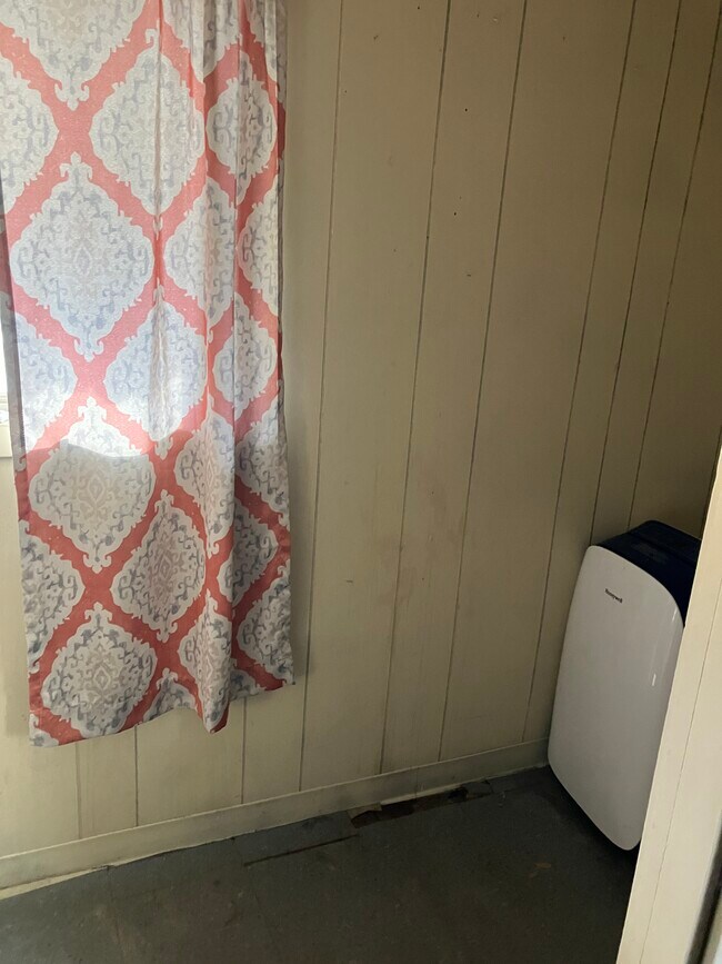 Building Photo - 517 11th Ave W