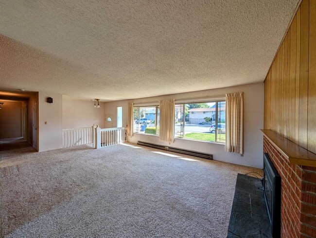 Building Photo - Over Sized 3-Bed, 2.5-Bath SFH w/ 2-Car Garage, & Fenced Backyard!