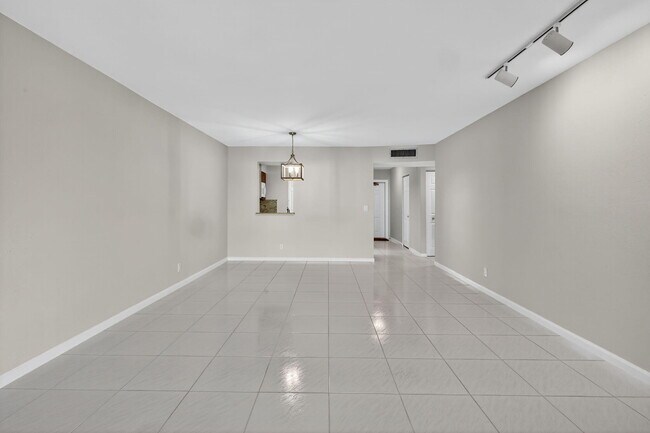 Building Photo - 14747 Cumberland Dr