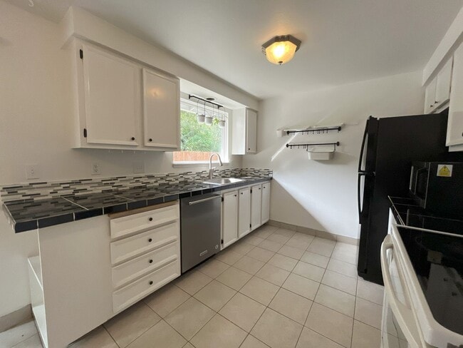 Building Photo - Spacious Yet Cozy 3BR/2BA Home with Garage...