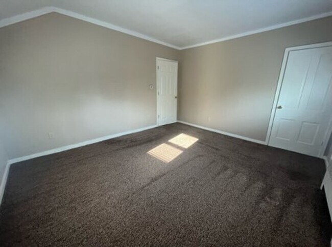 Building Photo - 118 W Creighton Ave