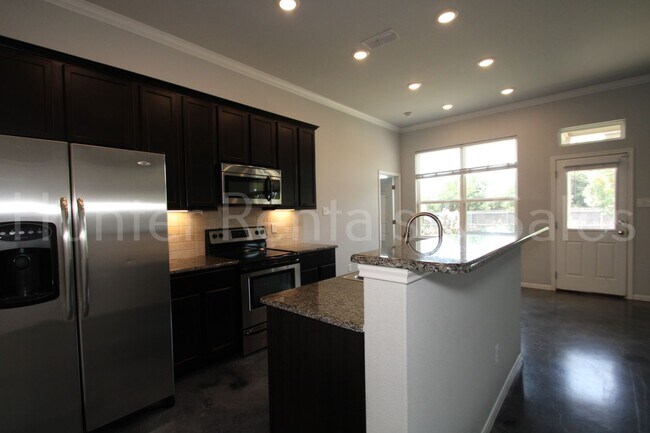 Building Photo - 1619 Neuberry Cliffe