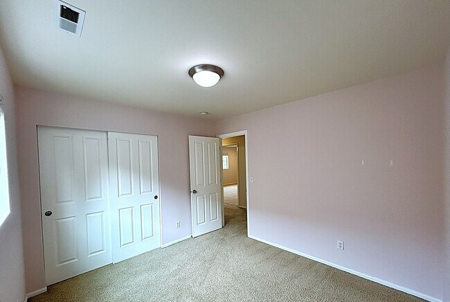 Building Photo - Beautifully appointed 4-Bedroom 2-bathroom...