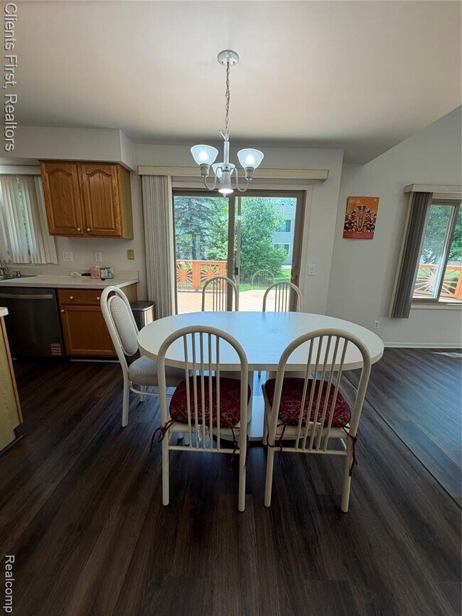 Building Photo - 7043 Foxridge Dr