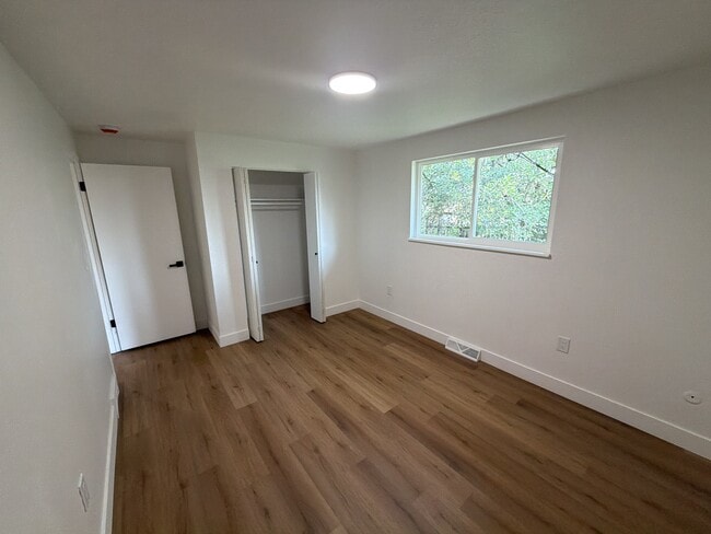 Building Photo - 250 N 11th Ct
