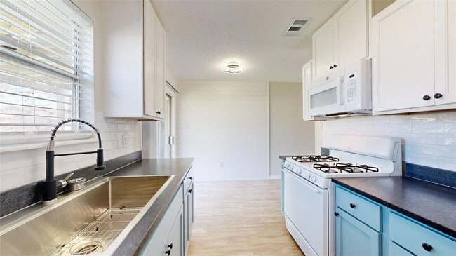 Building Photo - 1443 Hawk Tree Dr