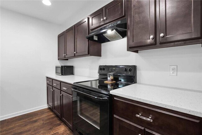 Building Photo - Modern 4 Bedroom South Savannah Home with ...