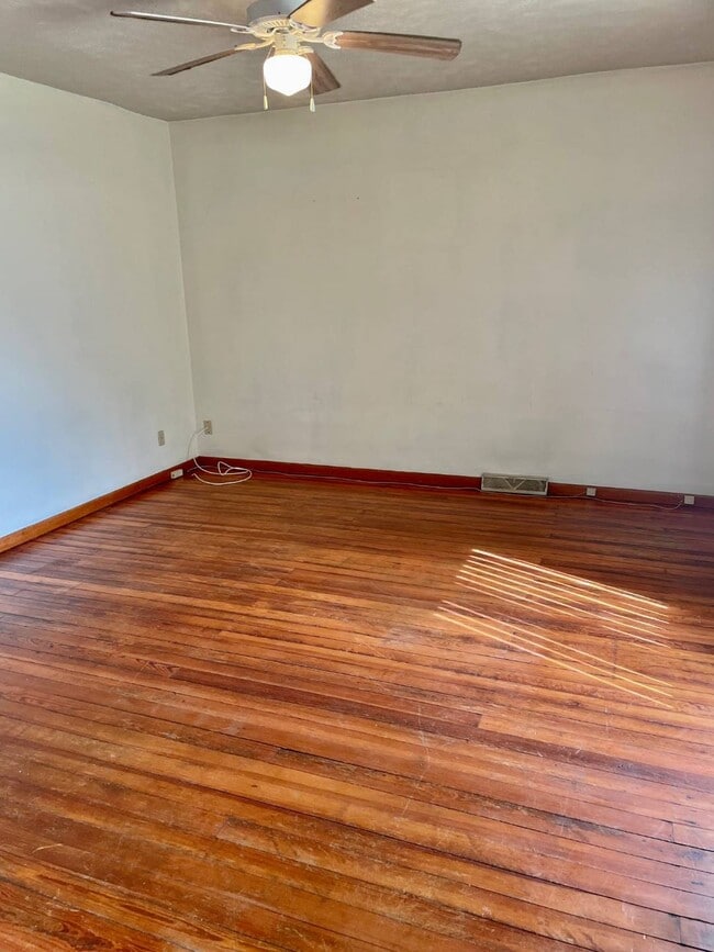 Building Photo - 423 W 9th St