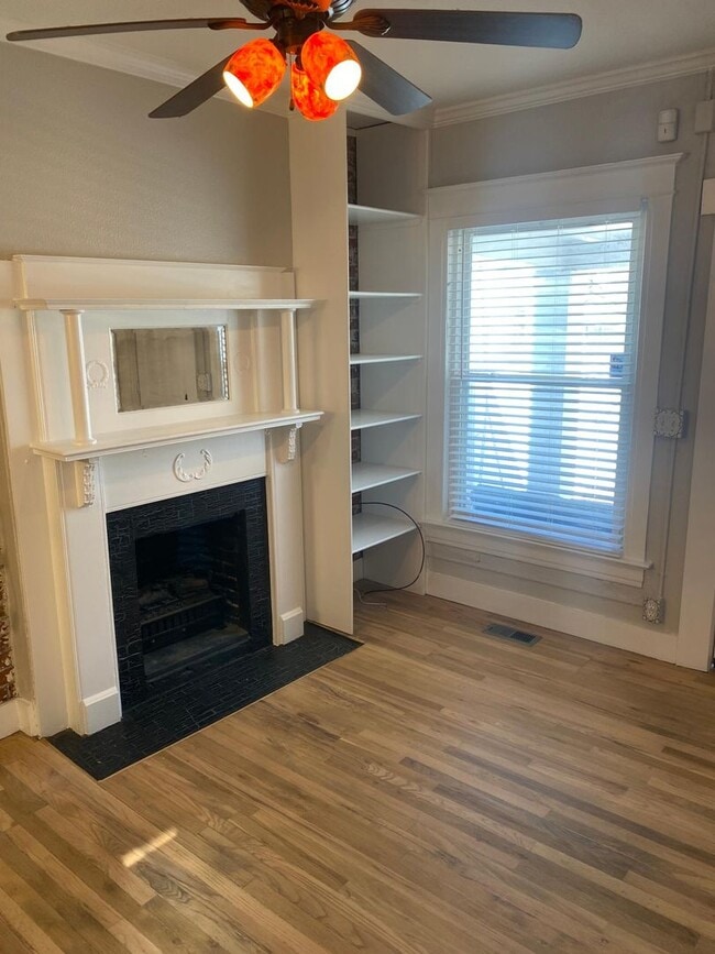 Building Photo - Cozy, charming 2 bedroom in Denver - Available June 1, 2026!