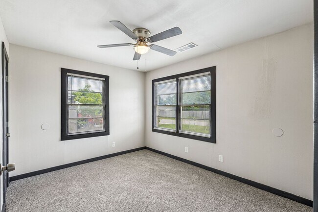 Building Photo - 3 bed, 1 bath home in Del City, OK