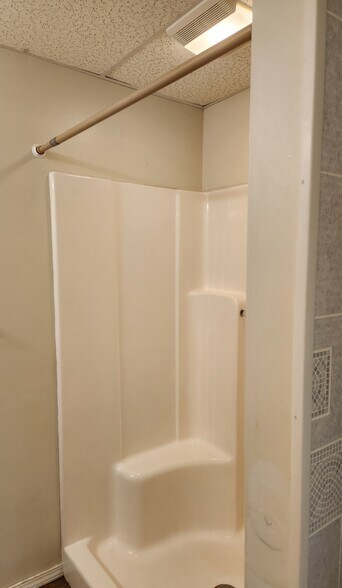 Building Photo - 1815 N 6th Ave