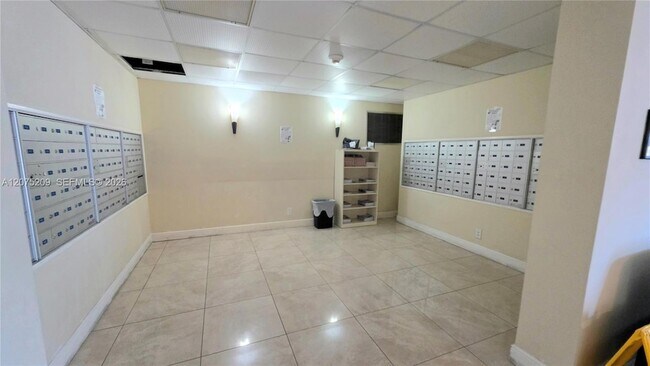 Building Photo - 1849 S Ocean Dr