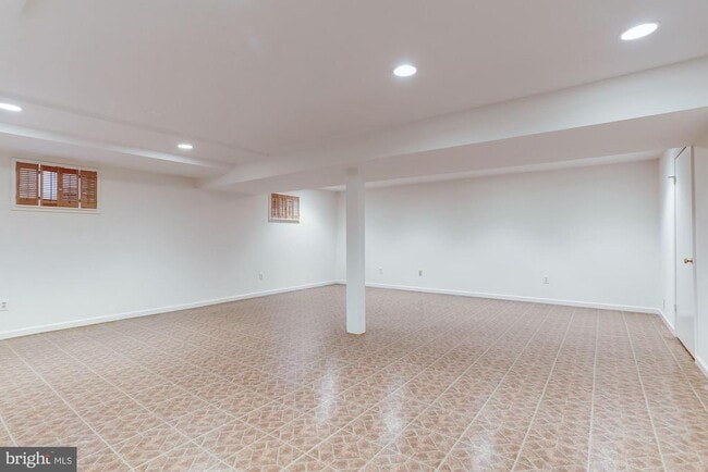 Building Photo - 10239 Gainsborough Rd
