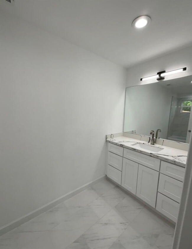 Building Photo - 5202 Northridge Dr