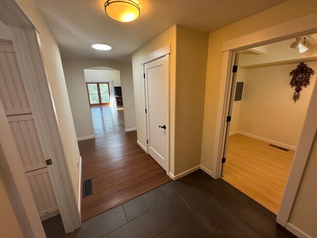 Building Photo - Beautiful 3 Bedroom/2 Bathroom Plus Bonus Room in Ben Lomond