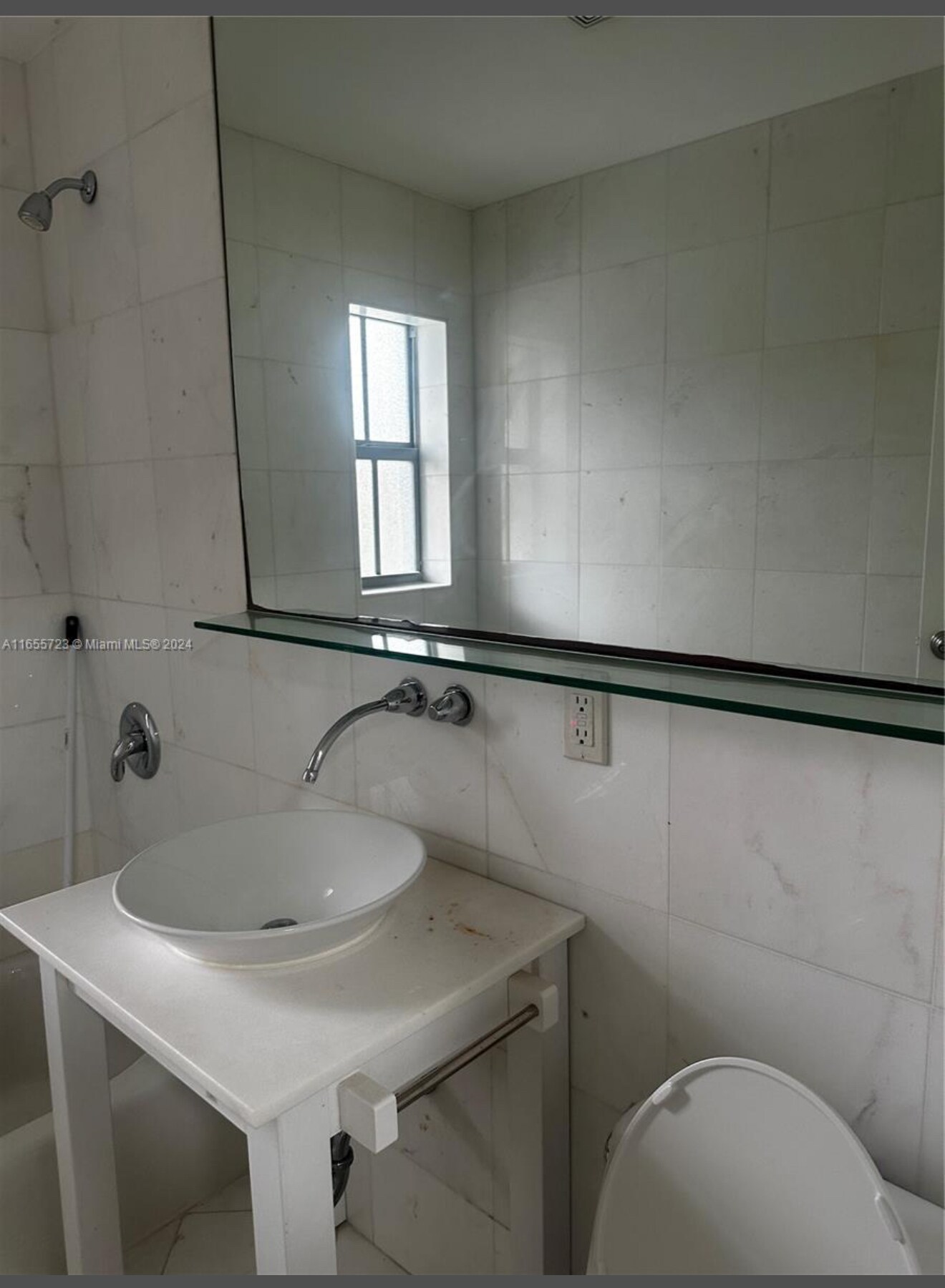 Modern style bathrooms - 1600 Michigan Ave