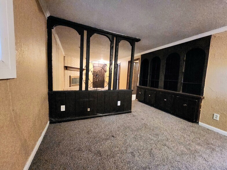 Kitchenette and wet bar - 7325 N Brooklyn Ave