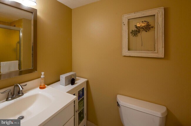 Building Photo - 12 Meadow Ln