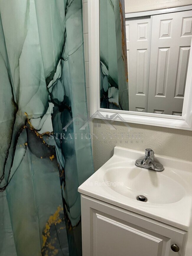 Building Photo - 424 W Brown Rd