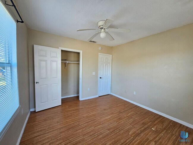 Building Photo - Beautiful 3 Bed | 2 Bath HOME on a DOUBLE LOT located in central Lakeland for rent and available ...